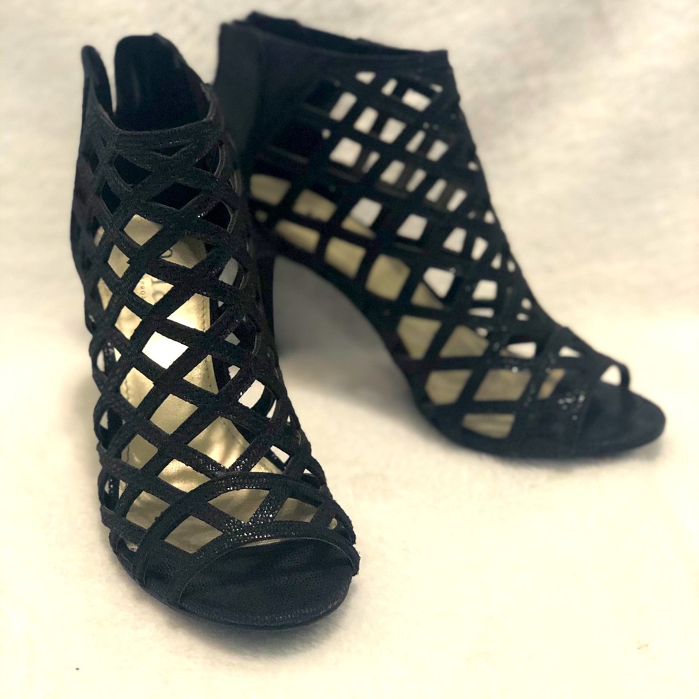 Sz 6 a.n.a black cross stitch pump